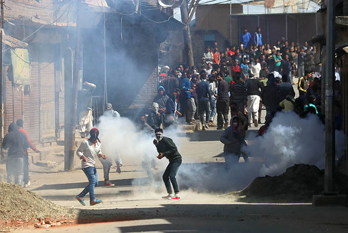 Five injured in clash between protesters in Srinagar