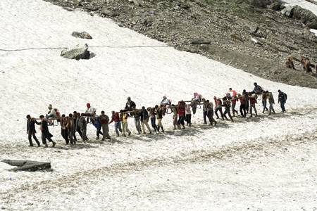 Yatri Caravan-Photo: Bilal Bahadur