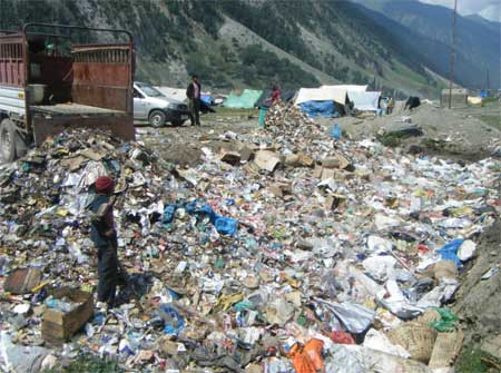 A dumping site near Baltal - Photo:Bilal Bahadur