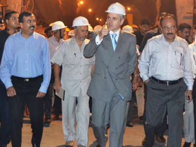 CM-inspecting-Tunnel-of-IInd-Phase-of-Baglihar-HE-Power-Project-4[1]
