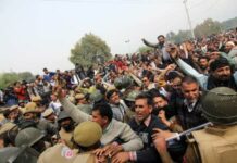 Police arresting Employees in Lalchowk-Photo:Bilal Bahadur