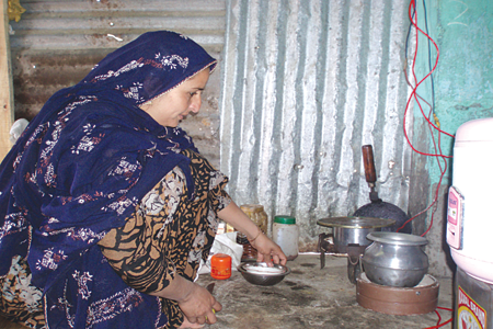 PAK returned Sara doing her daily Kitchen chores -Photo:Saima Bhat