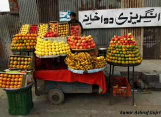 A fruit vendor -- Photo:Aamir Ashraf Gujri
