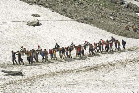 Yatris being carried by porters on way to Amarnath cave -- Photo: Bilal Bahadur