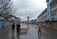 Silence of graveyard: Lal Chowk wears a deserted look after seperatists called for shutdown against hanging of Afzal Guru -- Photo: Bilal Bahadur