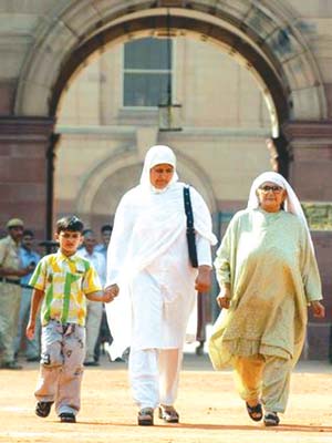 Guru's Son,wife and mother after filing the mercy petition with president APJ Kalam