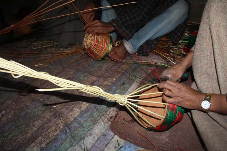 It is generally believed that Kashmiris learnt the art of the Kangeri making from the Italians who were in the retinue of the Mughal emperors, and usually visited the Valley during summer.