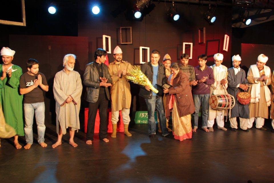 Arshad Mushtaq being fecilitated with his team of artists.