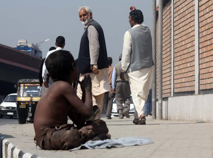 A non-local beggar in action in Srinagar. Photo: Bilal Bahadur