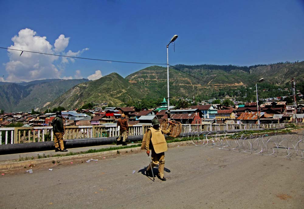 Separated Town: Eight kilometers away from Sopore town, the cops had laid down concertina wire to separate the volatile  Old Town to the rest of Baramulla.