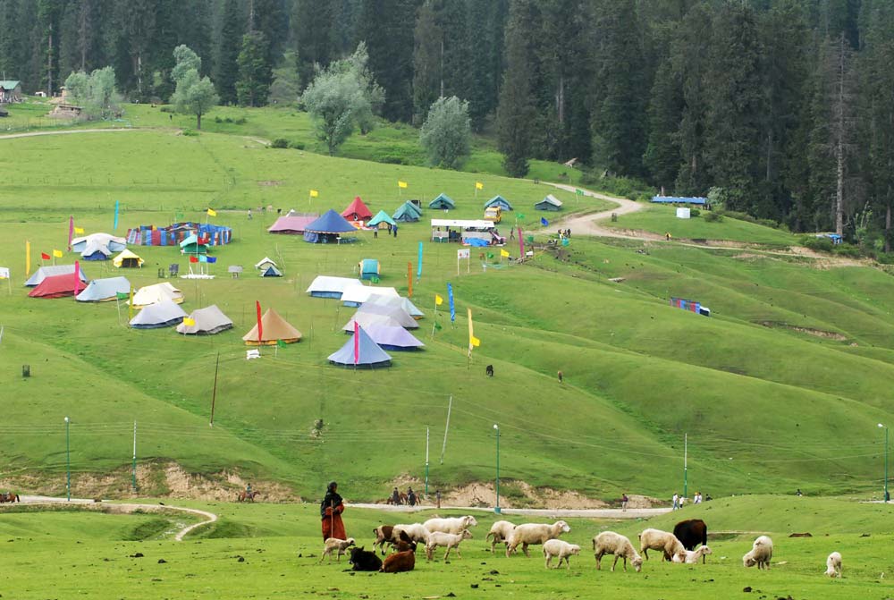 It is a popular tourist destination, nestled with in the imposing Pir Panjal peaks, a sub range of Himalaya.