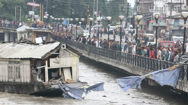 People watching houseboat caught in flood in Dal Lake