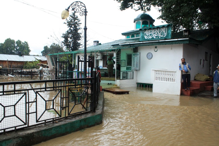An inundated view of Masjid Bilal at the Bund Srinagar. Pic: Bilal Bahadur. 