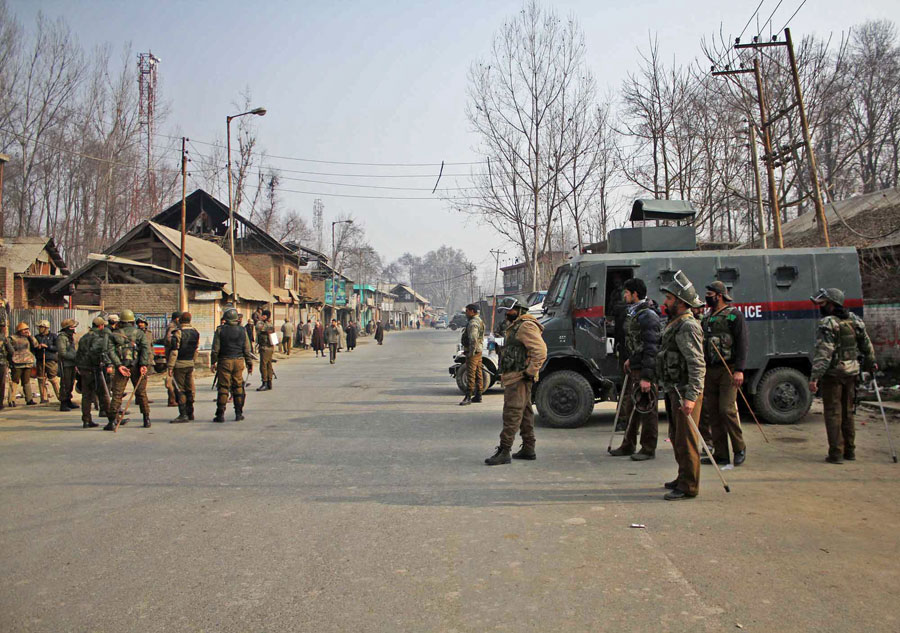 Cops manning deserted roads in Khudwani (Humshalibugh)