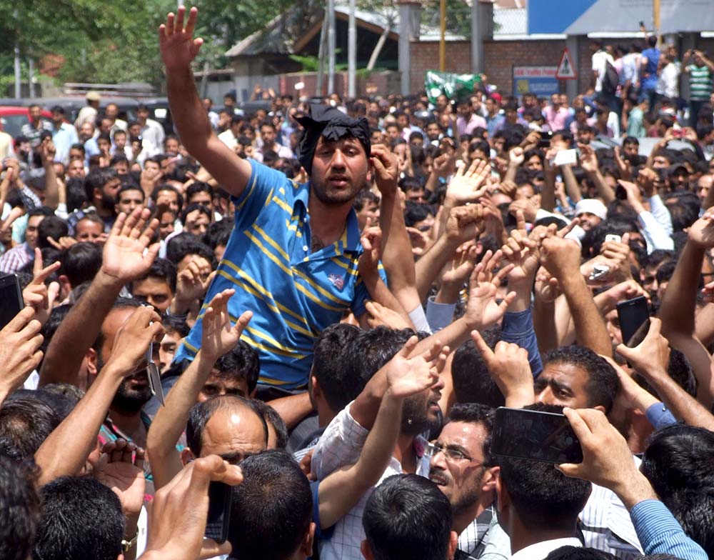 ReT teachers protesting against the proposed Screening Test in Srinagar Wednesday. (Photo: Bilal Bahadur/KL)