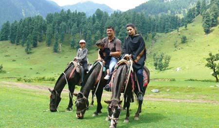 Saba Qizilbash and Srinagar’s Syed Mujtaba Hussain met offshore and married. This photo is taken in Pahalgam with their two daughters.