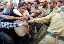 Disgruntled CAPD Employees Stage ‘Drum Protest’ in Srinagar
