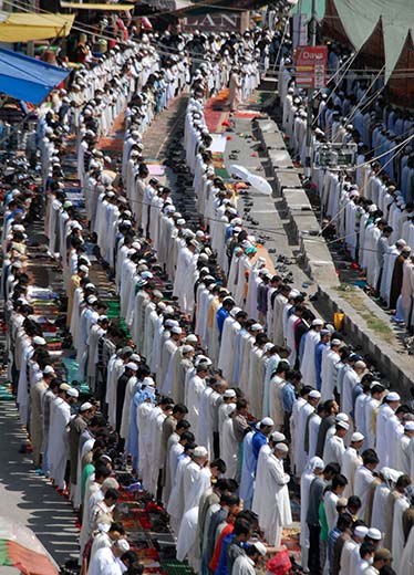 People offering Eid Namaz (KL Image: Bilal Bahadur)