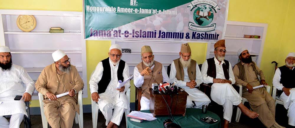 Newly elected Amir-I-Jama'at J&K, Gh Muhammad Bhat (fifth from right) addressing press in Srinagar on Thursday. (KL Image: Bilal Bahadur)