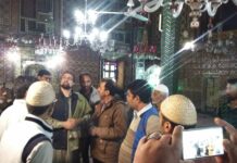 Post Tremor, Mirwaiz Visits Jamia Masjid, Khankah-e-Moula