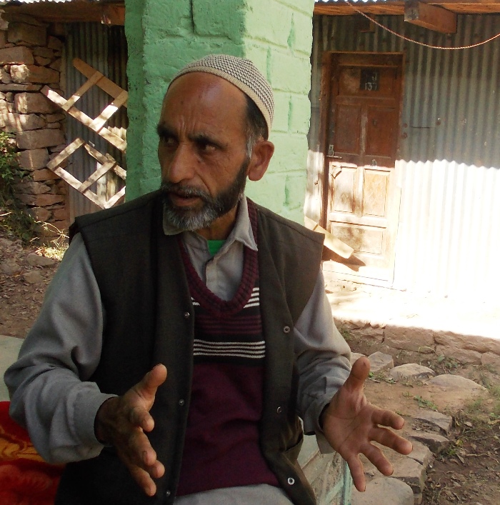 Mohammad Sadiq Awan recounting his quake account in Pandian (Photo: Irshad A Khawaja/KL)