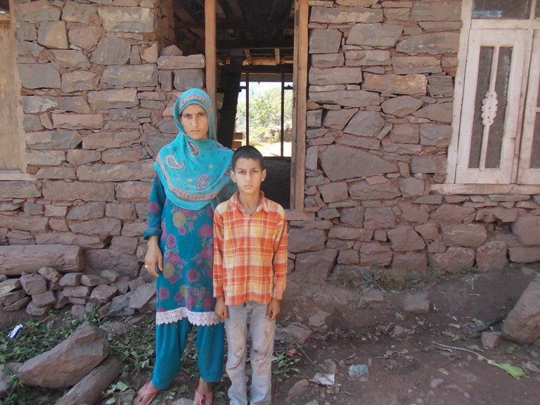 Abid Zalzala with her mother in Uri. (Photo: Irshad A Khawaja/KL) 