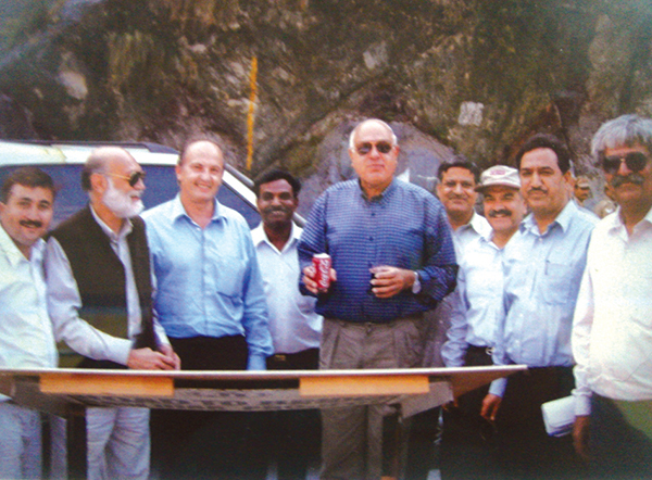 Inauguration: Dr. Farooq Abdullah with his team on the sight in September 1999.