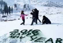Locals, Foreigners Throng Gulmarg to Celebrate New Year