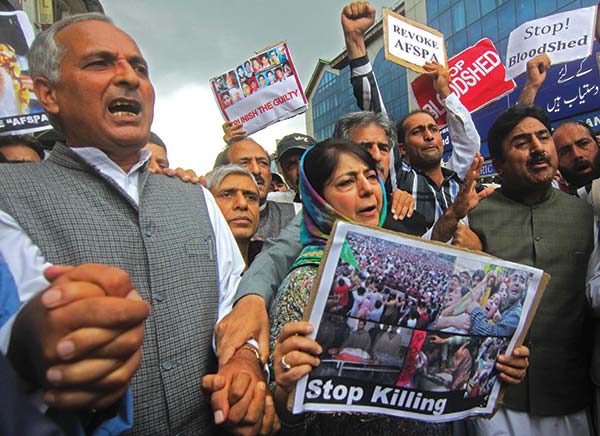 Mehbooba-protesting-against-killings-in-Kashmir