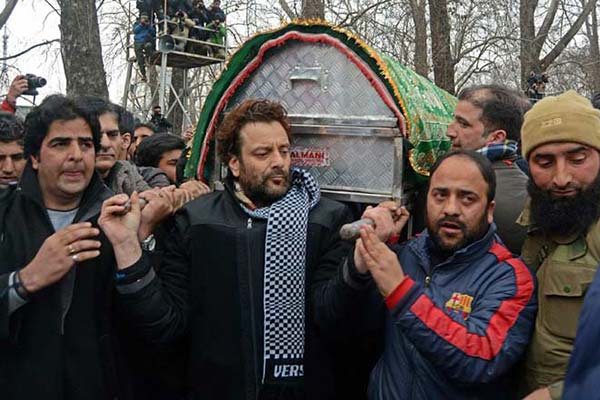 Mufti-Tasaduq-carrying-Mufti-Sayeed’s-Body