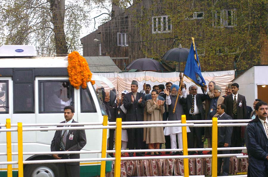 Muzaffarabad-Bus-Service-flagged-off-on-7th-April-2005
