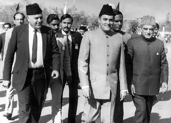 As union Tourism Minister, Mufti Sayeed (R) accompanying then Indian PM, Rajiv Gandhi, with Dr Farooq Abdullah.