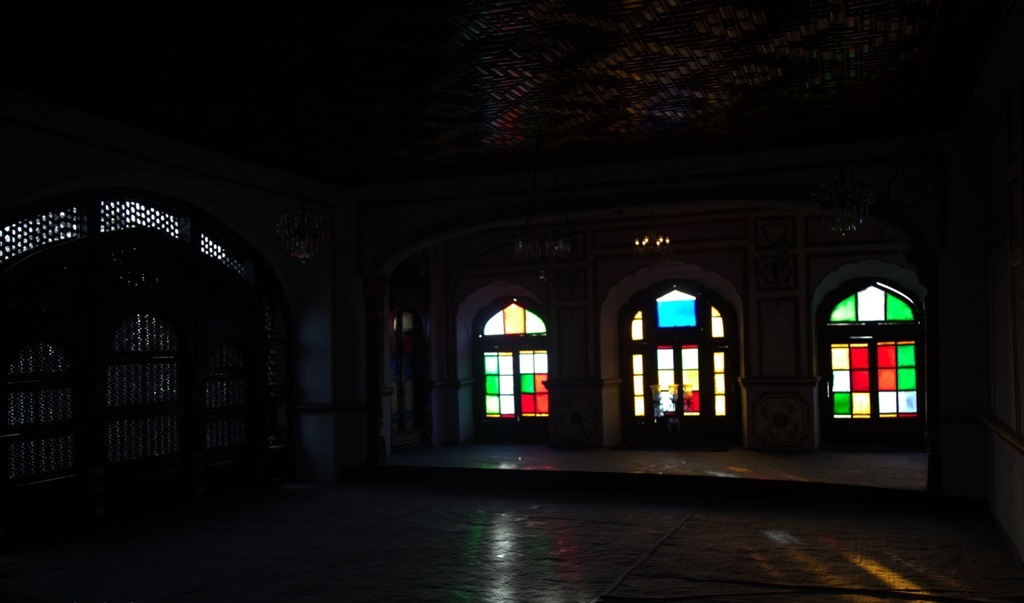 The house is divided in two parts; western side consists of big halls—Deewan Khana’s— parallel to each other, then used to thrown parties and eastern side with private rooms meant to host the guests.
