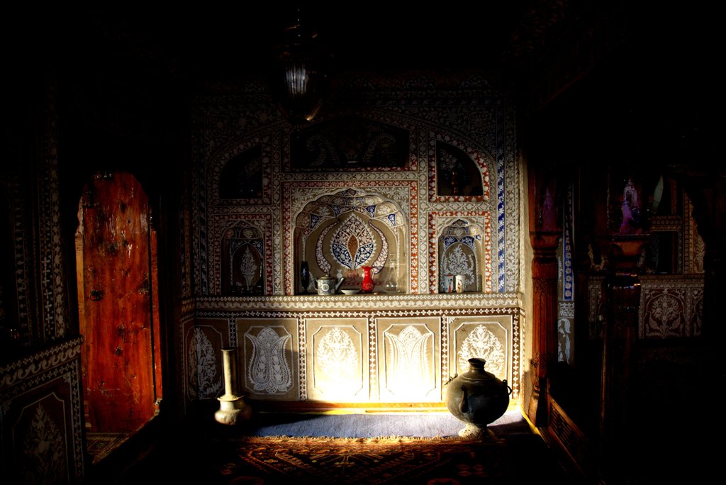 Dewaan-Aam in the ground floor, divided into lateral galleries, was meant for social gatherings on every occasion in good olden days. Men of the family would sit along political figures on the upper portion and rest would sit in the general space between galleries.
