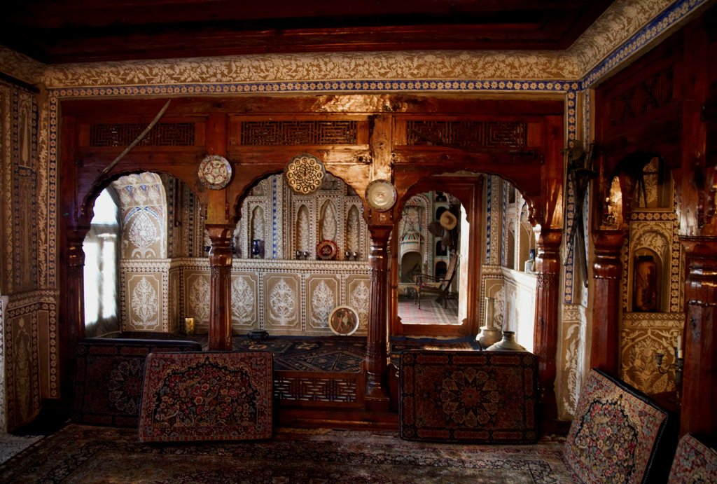 The walls of the hall and the rooms, whose entrance paves through lateral galleries, are decorated with colorful handmade flowers using vegetable dyes–Naqashi–where multicolor window panes changes the ambience according to the different lighting conditions of the day.
