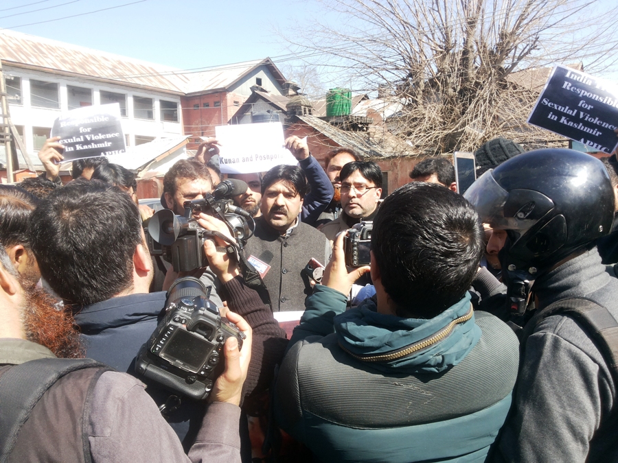 Hurriyat (m) delegation protests over Kunan mass rapes.