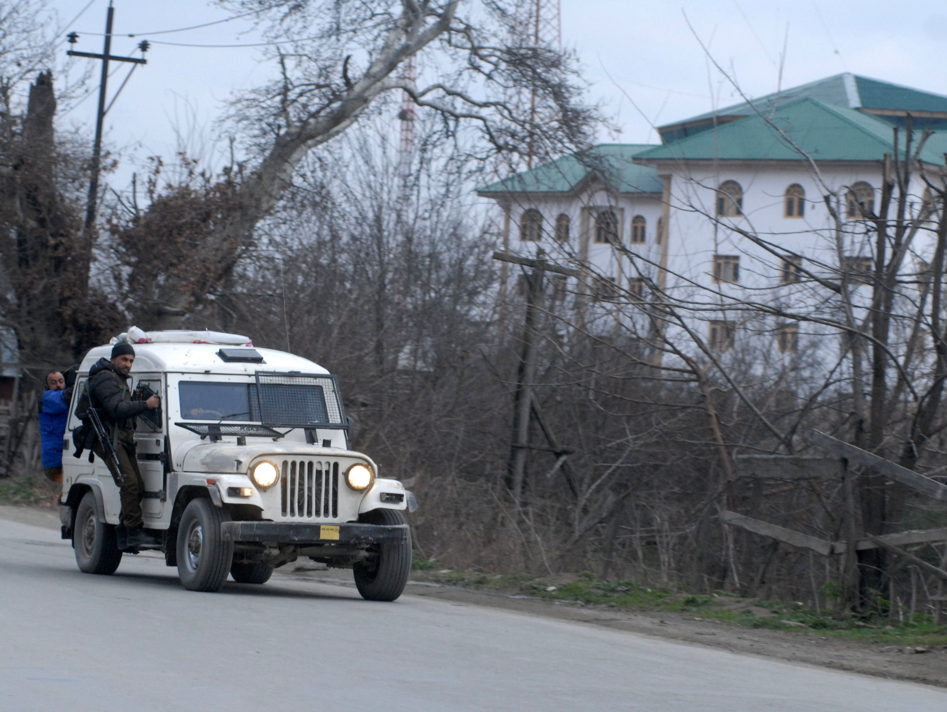 A police vehicle entering into the J&K EDI at Pampore to rescue civilians trapped inside. There were around 200 civilians, mostly employees and trainee students, when the militants took refuge in the premises on Saturday after attacking a CRPF vehicle. PHOTO BY BILAL BAHADUR