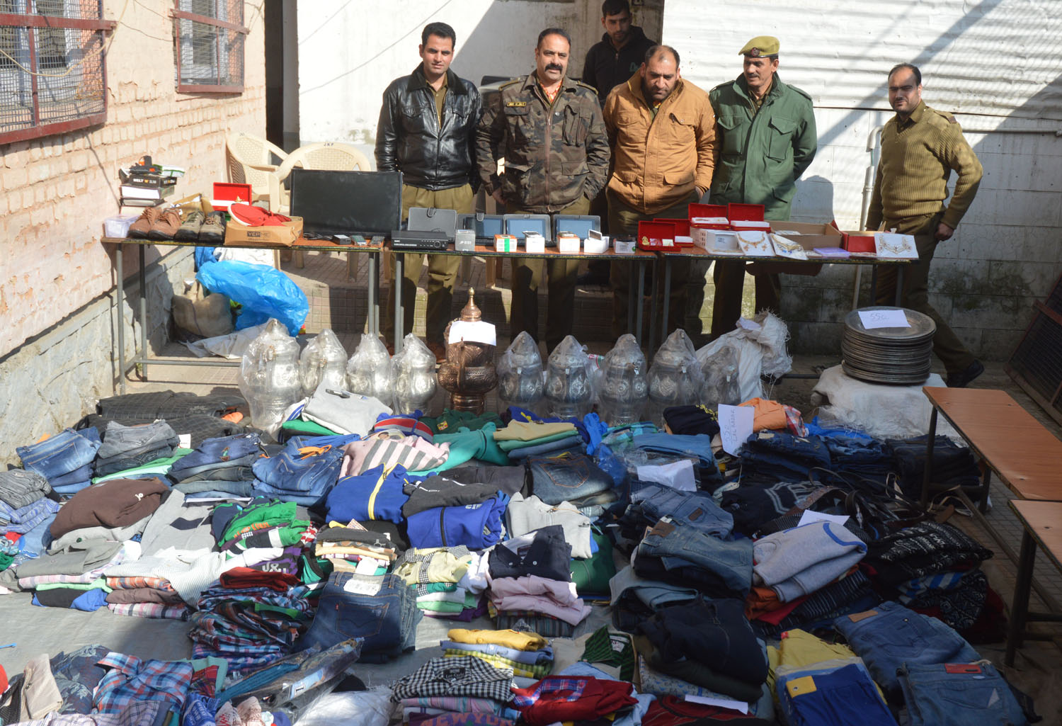 SHO Khanyar with colleagues displaying the seized stuff. 