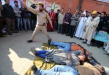 TV Artists Staged Satirical ‘Nukkad’ Show in Srinagar to Highlight Delhi’s ‘Indifference’ Towards DD Srinagar