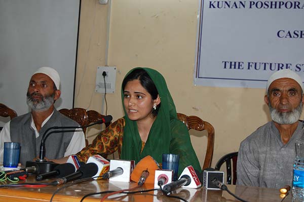 Ifrah Butt addressing media personnel along with the relatives of Kunan mass rape victims in Srinagar.
