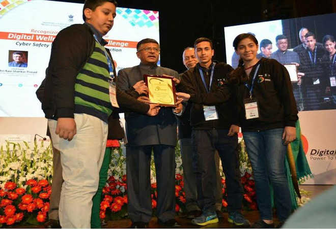 Danish Shakeel receiving an award from union telecom minister, Ravi Prasad.