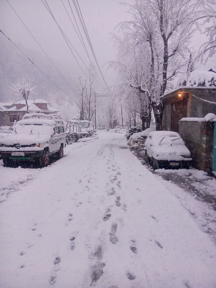 Central Kashmir's high altitude Kangan area received major snowfall since Wednesday late evening.