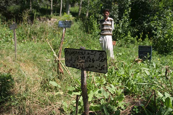 unmarked-graves-at-bonyar