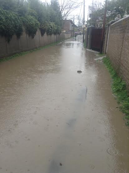 An inundated lane in Baghat area of Barzulla.