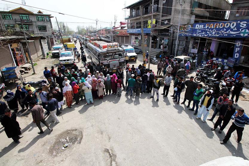 Poeple of Batamaloo on Tuesday blocked the vital Tengpora-Batamaloo road thuis resulting in huge traffic jam. KL Image: Bilal Bahadur