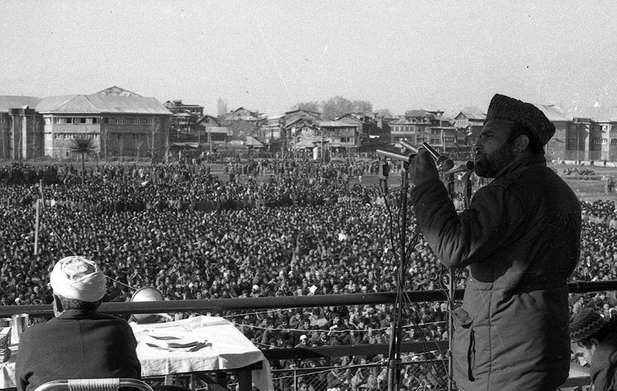 Qazi Nisar addressing a mammoth MUF rally in Iqbal Park ahead of March 23 elections in 1987. Photo in Special Arrangement with: Merajuddin