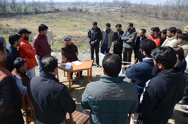 Bracing up: EDI team holding a meeting in open post encounter