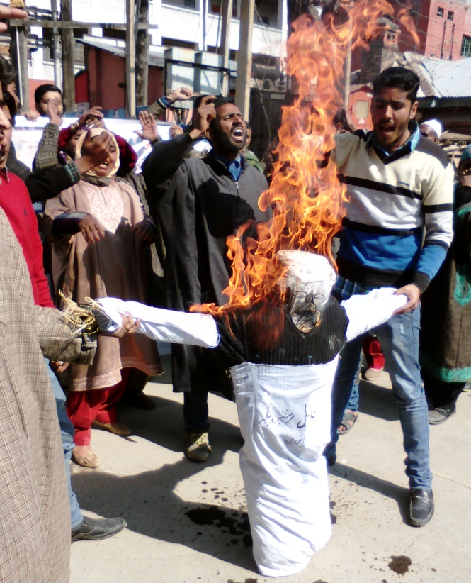 Survivors of Saderkot Massacre burning effigy of Rashid Billa in Srinagar. (File Photo)