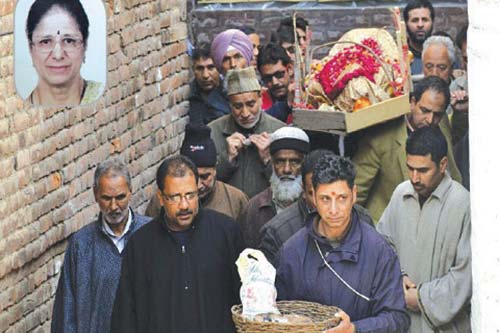 Muslims-taking-part-in-Pandit-last-rites-in-old-city-of-Srinagar