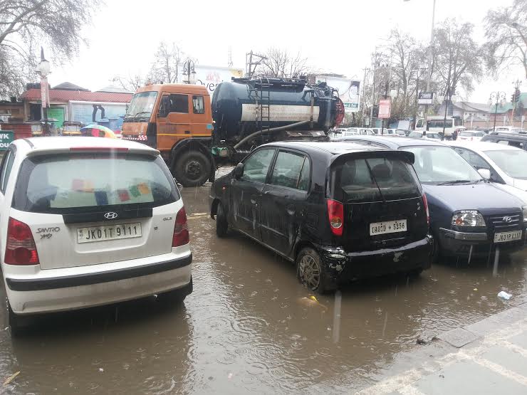 Inundated Regal Chowk. (KL Image: Riyaz Bhat)
